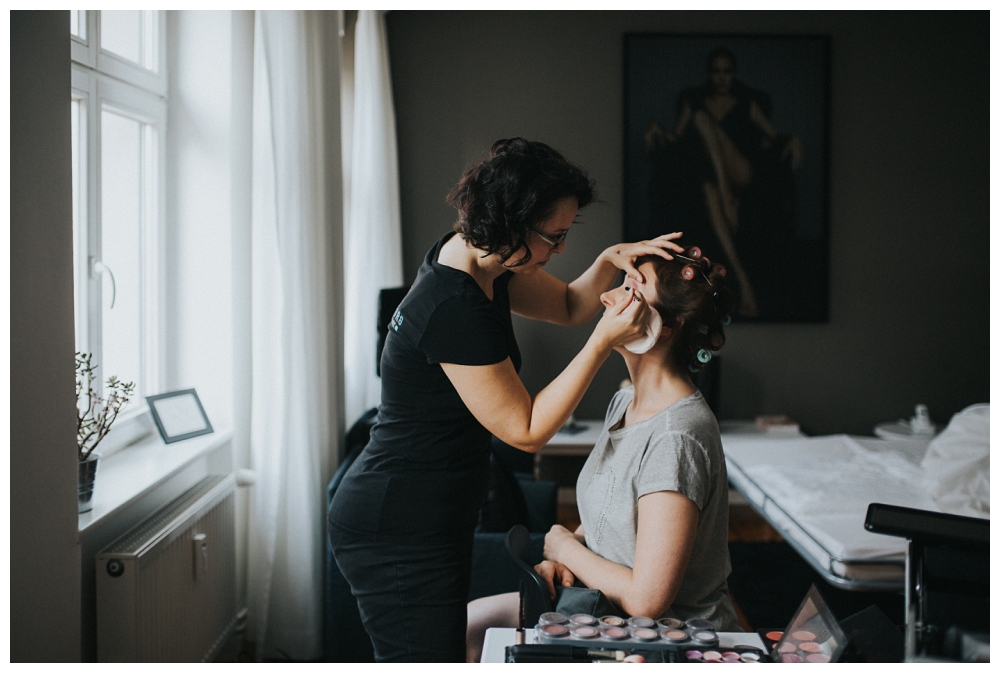 Honeymoon Pictures urbane Hochzeitsfotografie Hochzeit Berlin Soho House House of Weekend Hochzeitsfotos Hochzeitsreportage Hochzeitsbilder Fotodokumentation Brautkleid Getting Ready Amano Hotel Braut Make-Up Hochzeitsstyling