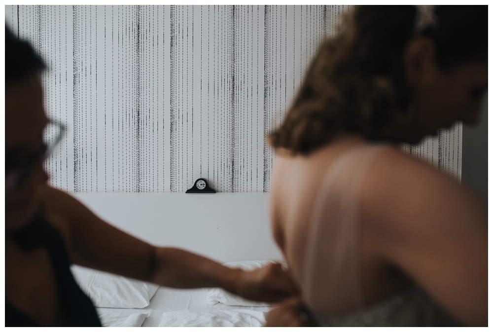 Honeymoon Pictures urbane Hochzeitsfotografie Hochzeit Berlin Soho House House of Weekend Hochzeitsfotos Hochzeitsreportage Hochzeitsbilder Fotodokumentation Brautkleid Getting Ready Amano Hotel Braut Make-Up Hochzeitsstyling