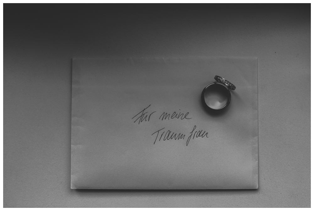 Honeymoon Pictures urbane Hochzeitsfotografie Hochzeit Berlin Soho House House of Weekend Hochzeitsfotos Hochzeitsreportage Hochzeitsbilder Fotodokumentation Brautkleid Getting Ready Amano Hotel Braut Make-Up Hochzeitsstyling