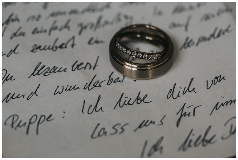 Honeymoon Pictures urbane Hochzeitsfotografie Hochzeit Berlin Soho House House of Weekend Hochzeitsfotos Hochzeitsreportage Hochzeitsbilder Fotodokumentation Brautkleid Getting Ready Amano Hotel Braut Make-Up Hochzeitsstyling Brauschmuck Ringe Eheringe