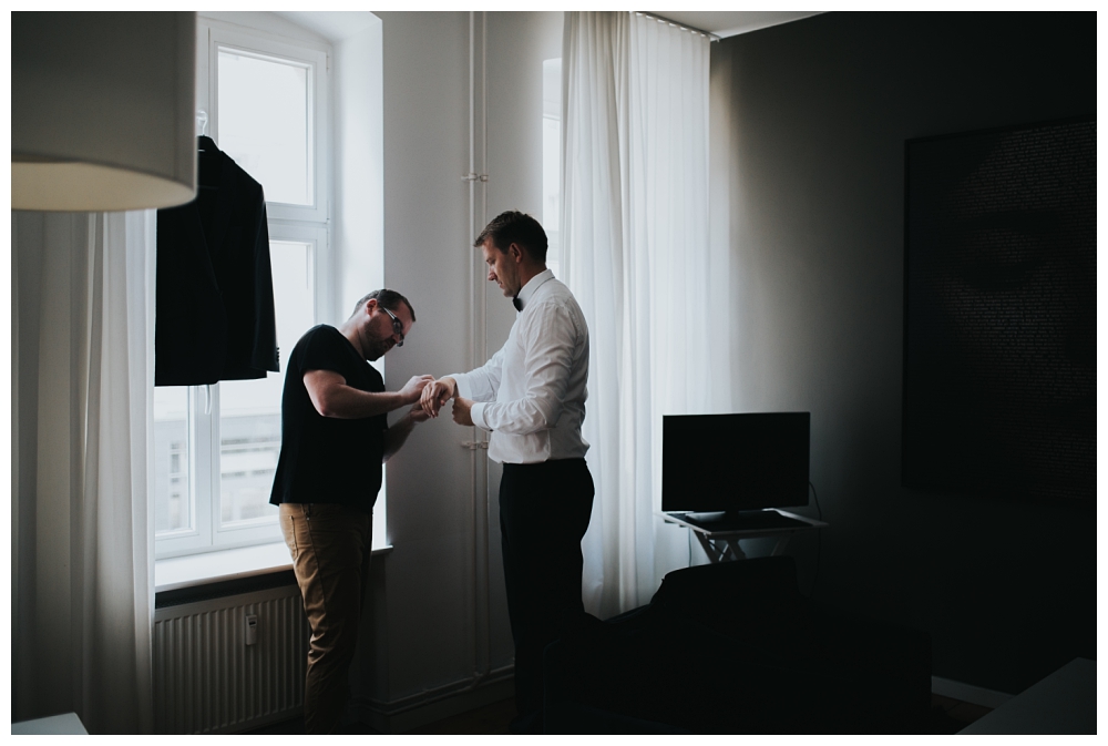 Honeymoon Pictures urbane Hochzeitsfotografie Hochzeit Berlin Soho House House of Weekend Hochzeitsfotos Hochzeitsreportage Hochzeitsbilder Fotodokumentation Brautkleid Getting Ready Amano Hotel Braut Make-Up Hochzeitsstyling 