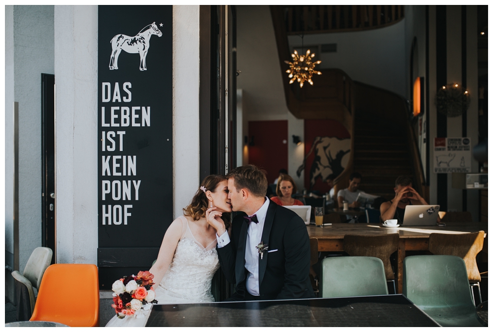 Honeymoon Pictures urbane Hochzeitsfotografie Hochzeit Berlin Soho House House of Weekend Hochzeitsfotos Hochzeitsreportage Hochzeitsbilder Fotodokumentation Paarshooting Rosenthalter Platz