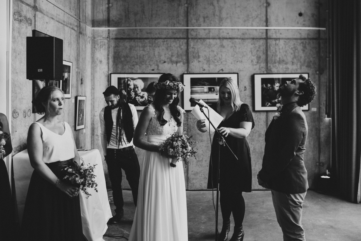 Hochzeitsfotograf Berlin Hochzeitsfotos modern authentisch urban nhow hotel berlin rougerose honeymoonpictures