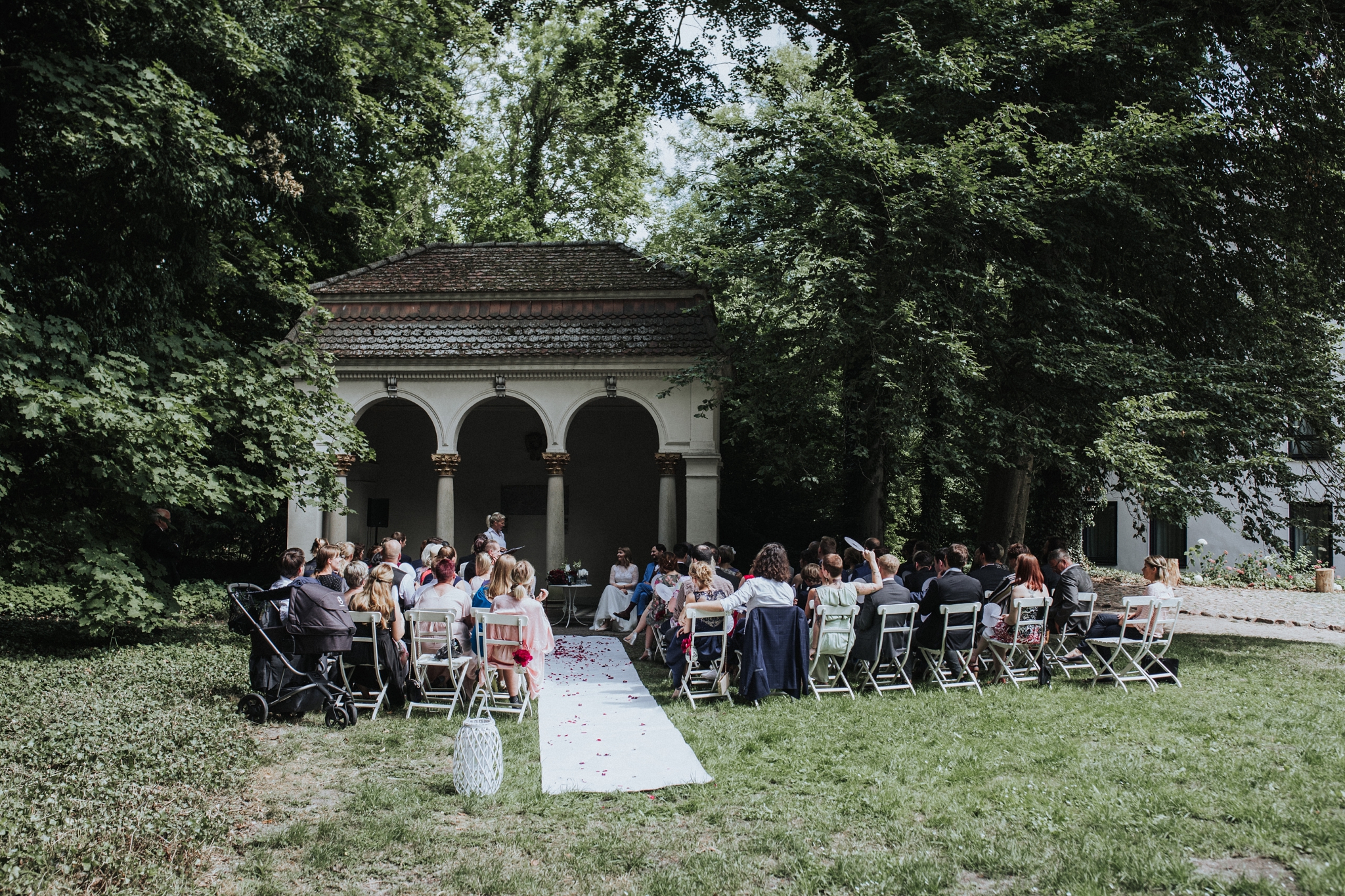 Schloss Blankensee Honeymoon Pictures Hochzeitsfotografie HochzeitsfotografBerlin Berlin Hochzeitsreportage Braut Bräutigam GettingReady WeddingphotographerBerlin freie Trauung StraussundFliege