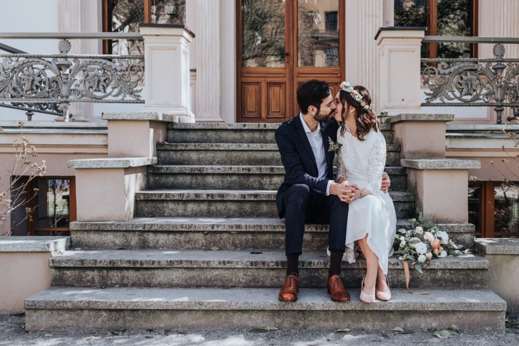 HoneymoonPictures HochzeitsfotografBerlin Modern VillaKogge Tinywedding Coronahochzeit HochzeitsfotosBerlin Reportage Brautstyling Kopflegenden Braut Brautstrauß Blumenkranz Standesamt