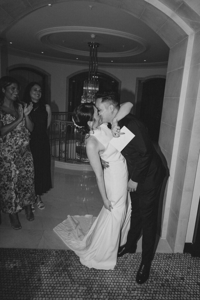 HochzeitsfotografBerlin HochzeitHotelAdlon AdlonKempinski Weddingphotographer modern Wedding Hochzeitreportage Hochzeitsfotos